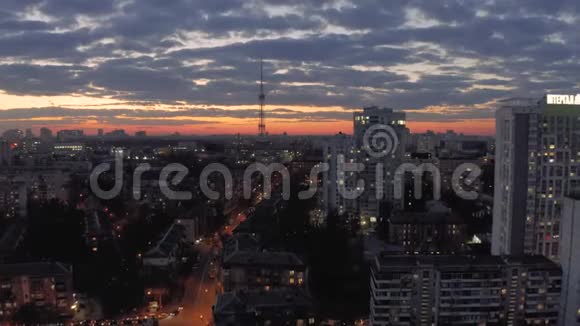 基辅市日落乌尔坎4KDrone航班的起居室和公寓大厦视频的预览图