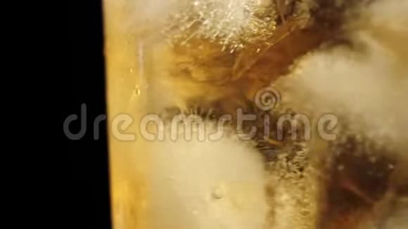 老式鸡尾酒冰块在鸡尾酒中移动和旋转从糖安戈斯图拉冰块和波旁威士忌到岩石玻璃中视频的预览图