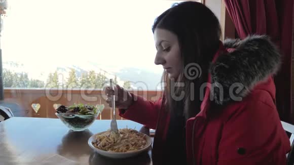 冬季在山区的咖啡馆里滑雪者吃意大利面视频的预览图