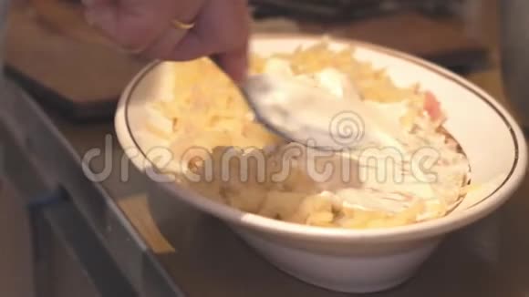 在盘子里涂上蛋黄酱和沙拉视频的预览图