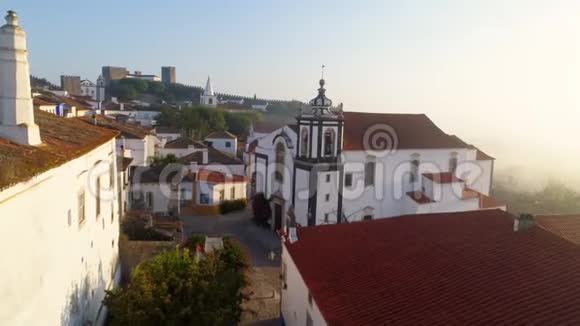 在典型的葡萄牙小镇的空中观景小教堂视频的预览图