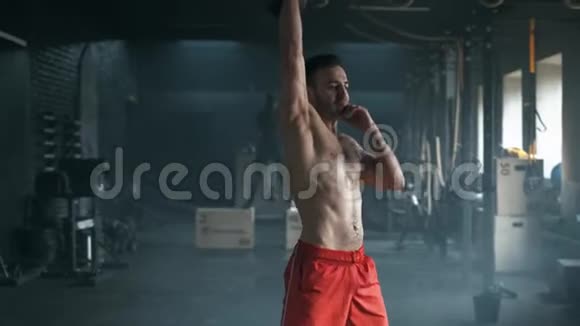年轻的肌肉男在健身房用水壶做运动举重锻炼运动健身理念4慢视频的预览图