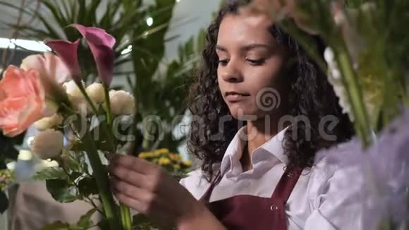 年轻的花匠制作鲜花的构图视频的预览图