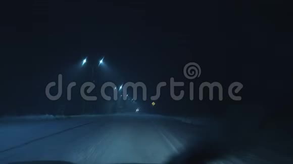 冬天汽车沿着白雪覆盖的森林道路行驶视频的预览图