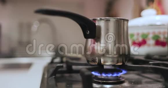 咖啡桶在煤气炉上煮咖啡视频的预览图