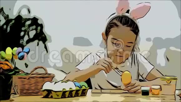 一个顽皮的小女孩头上戴着小兔子的耳朵正选择红色来画一个鸡蛋平静地在画画视频的预览图