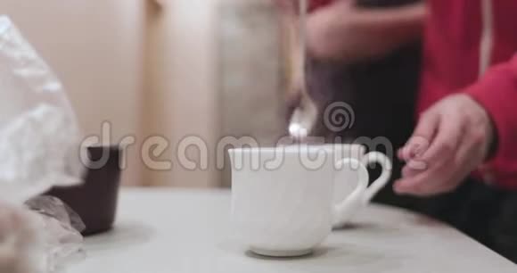 手摇热饮长咖啡匙侧视视频的预览图