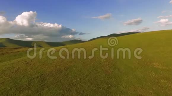 夏日天际线下山岭的神奇自然空中视频的预览图