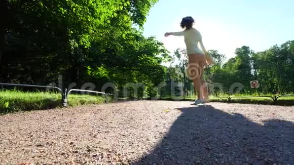 女人在阳光下跳舞快乐地旋转视频的预览图