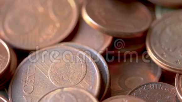 旋转青铜欧元硬币的特写镜头视频的预览图