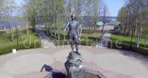 俄罗斯沙皇彼得大帝在城市公园空中盘旋视频的预览图