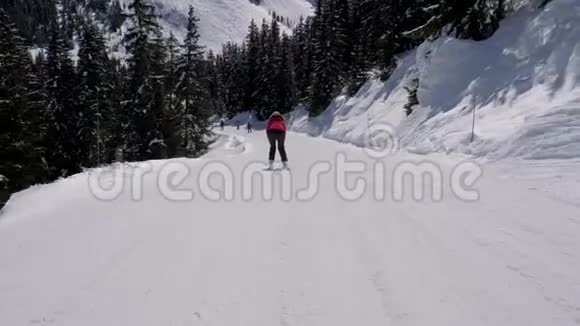 滑雪者弯腰快速滑雪在冬季的山腰上视频的预览图