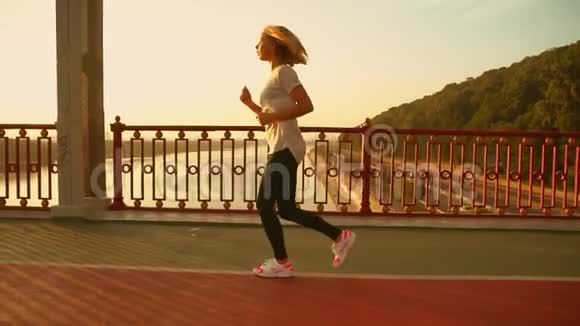 女性跑步者的侧视视频的预览图