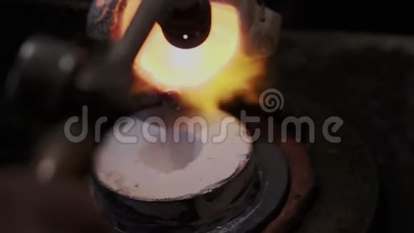 用汽油燃烧器加热时将金铂或银熔成形状一般工作过程视频的预览图