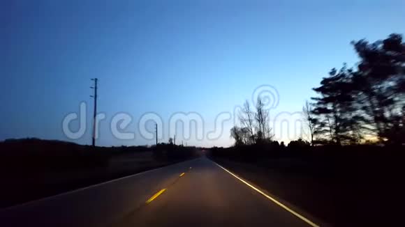 早上驾驶农村公路司机的观点POV沿着美丽的黎明清晨乡村视频的预览图