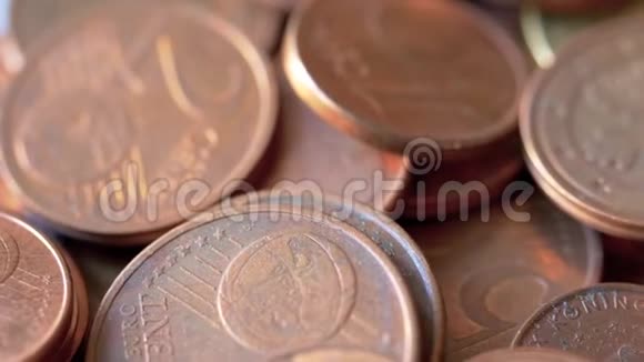 旋转青铜欧元硬币的特写镜头视频的预览图