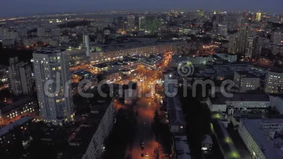 夜间基辅和卡普塔尔市的汽车交通春季时间Drone4K航班视频的预览图