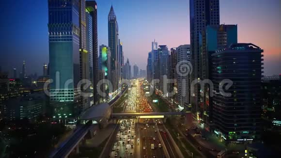 在迪拜的摩天大楼和交通车上进行夜间射击视频的预览图