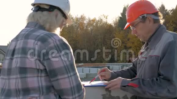 安全帽屋面施工人员讨论按计划施工视频的预览图