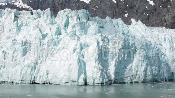 极地景观鸟瞰图冰山破碎视频的预览图