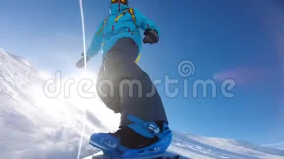 在高山山上的滑雪板视频的预览图
