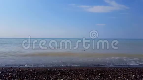 美丽的落基海滩岸上的小波浪日间度假海滨海滩目的地视频的预览图