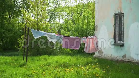 洗衣日用干净的衣服外放绳视频的预览图