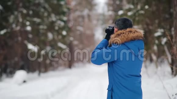 人在冬林拍照视频的预览图