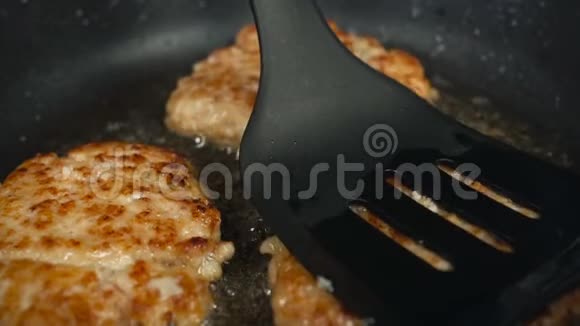 一个人用煮沸的油在平底锅中为汉堡包特写薯条或小切片不健康的生活方式油炸和高视频的预览图