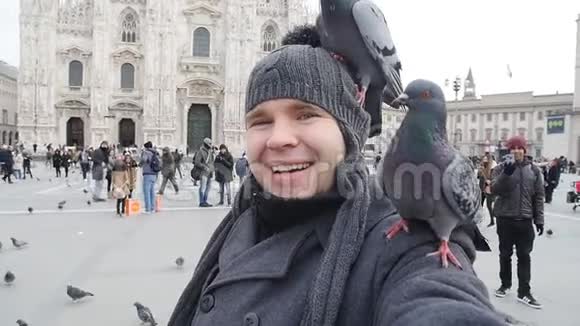 旅游假期和寒假概念快乐的年轻人在多摩前和有趣的鸽子自拍照片视频的预览图