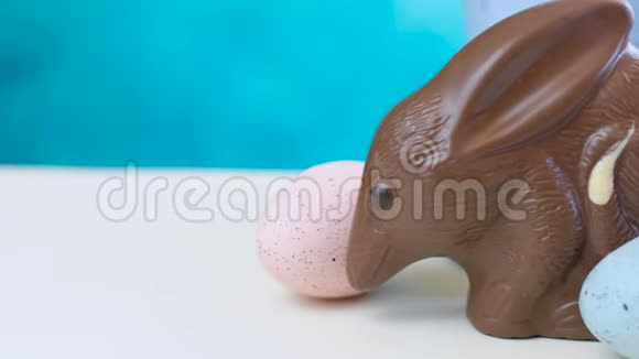澳大利亚牛奶巧克力比尔比复活节蛋与鸡蛋在巢多莉视频的预览图