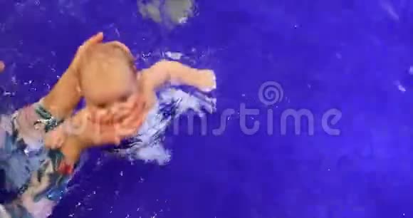 新生女孩游泳池视频的预览图