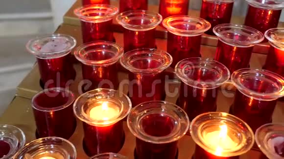 天主教堂里的蜡烛信仰和希望视频的预览图