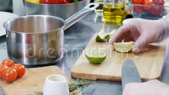 餐厅厨房厨师切石灰在汤里加入柠檬汁视频的预览图