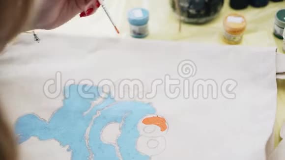 女孩用画笔在画布上画画水彩画视频的预览图