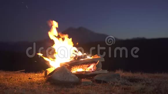 夜里在山上燃起了火视频的预览图
