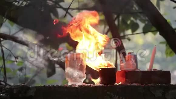 黑铁罐在两个玻璃之间燃烧还有破裂的慢动作视频视频的预览图
