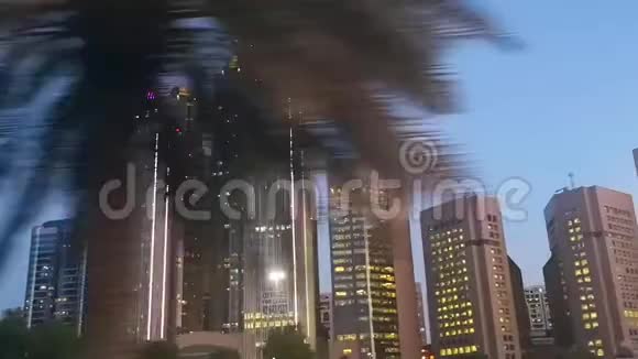 晚上乘城市塔楼和摩天大楼开车阿布扎比城市康尼切路视频的预览图