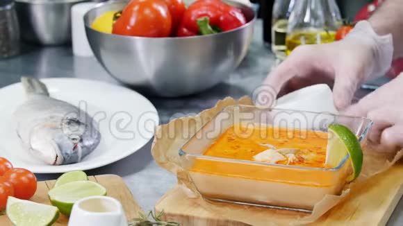 餐厅厨房厨师用一个小碗做米饭装饰视频的预览图