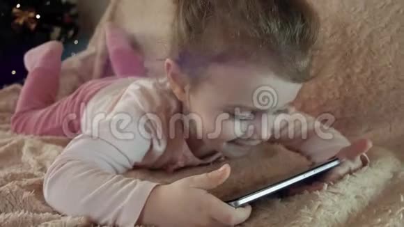 小女孩在家玩智能手机视频的预览图