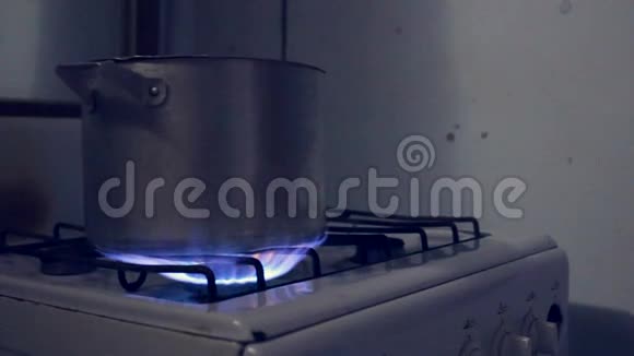 烧炉上的烧锅视频的预览图