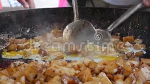 烹饪中国传统的白萝卜蛋糕叫炒豆芽鸡蛋黑豆视频的预览图