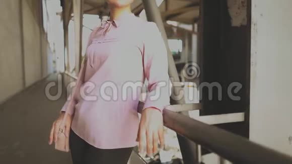 市街外的时髦女商人视频的预览图