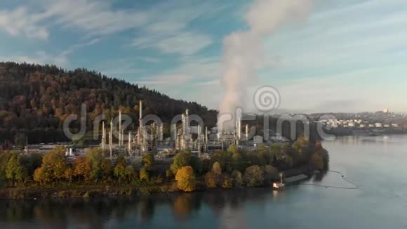 从空中俯瞰伯拉德因莱特的一家炼油厂以俯瞰加拿大温哥华市中心的背景视频的预览图