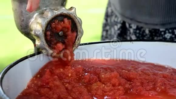番茄通过绞肉机视频的预览图
