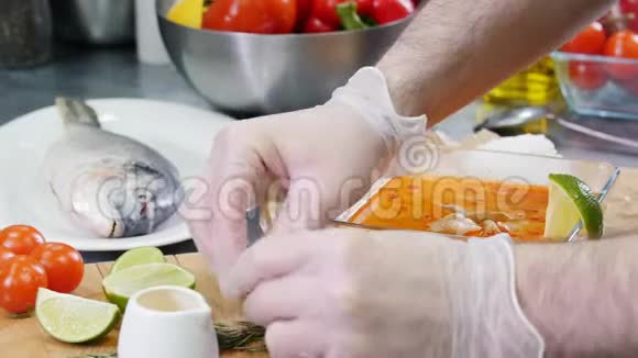 餐厅厨房厨师用迷迭香装饰米饭装饰视频的预览图