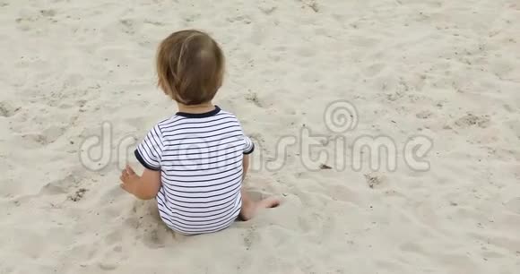 儿童在沙滩后景上玩耍视频的预览图