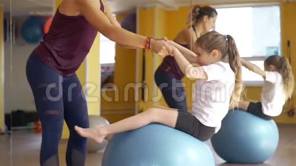 与理疗师合作健身球的女孩视频的预览图