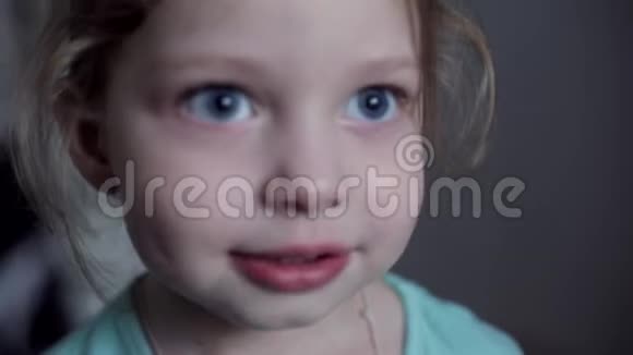 白种人快乐的蓝眼睛小女孩的特写肖像视频的预览图