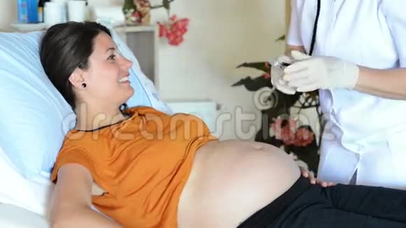 接受医疗监督的孕妇视频的预览图
